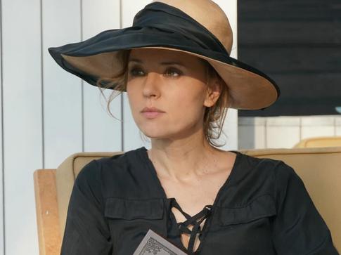 «Такая открытая и светлая»: Ксения Алферова очаровала фанатов танцем под дождем