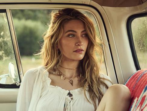 Обнажившая грудь дочь Майкла Джексона и ее 46-летний жених-«тарзан» показали дерзкие фото