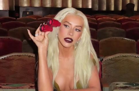 «Самая горячая красотка»: Кристина Агилера поразила откровенными снимками в колготках