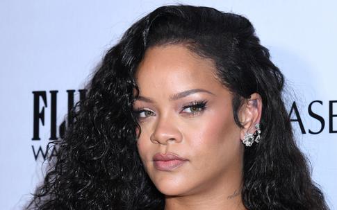 Беременная Рианна впервые вышла в свет с обоими сыновьями