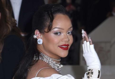 Смелый образ: папарацци заметили беременную Рианну в ресторане