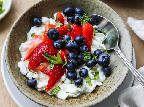 Отлично для здоровья и настроения: чем полезен творог и 5 необычных рецептов