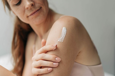 Пептиды и ретинол — теперь и на теле: что нужно знать об «умных» кремах для тела