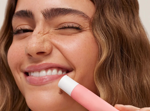 Блеск, но не липкость: лучшие летние бальзамы и тинты для губ