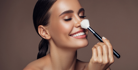 Красота и уход в одном флаконе: как выбрать макияж со skincare-эффектом