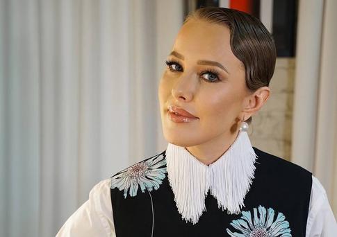 Ксения Собчак встретилась с певицей Шер на показе в Риме: фото