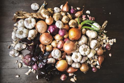 Всю зиму без гнили и прорастания: как правильно заготовить чеснок и лук для хранения