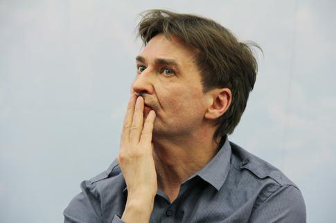 Тело погибшего Бутусова не могут доставить в Россию: где пройдет прощание с режиссером