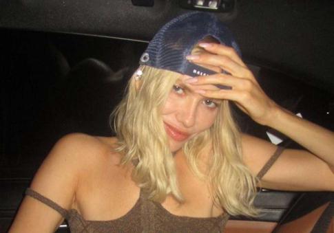 38-летняя Елена Перминова ответила на вопрос о «сделанных» щеках