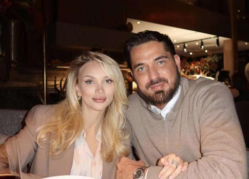 Молодая жена Курбана Омарова вспомнила, как муж поддерживал ее песнями в день родов