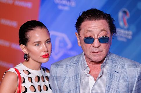 Впечатляет: раскрыта стоимость провокационного наряда молодой невесты Лепса