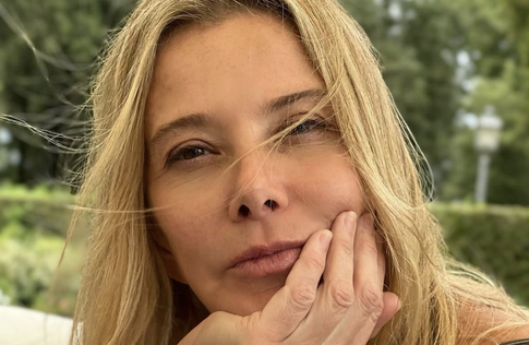 52-летняя Юлия Высоцкая поделилась атмосферным снимком в купальнике