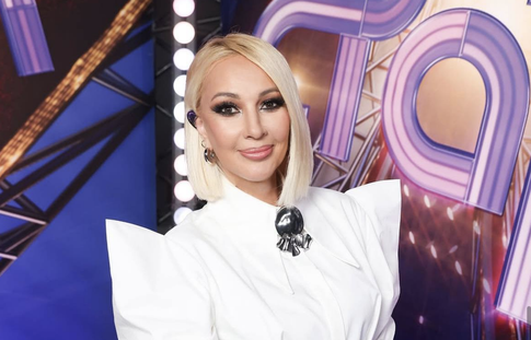 Короткая стрижка и яркий наряд: Лера Кудрявцева поразила публику новым образом