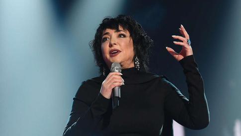 Аплодировали стоя: зал поддержал расплакавшуюся на выступлении Лолиту