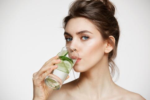 Зеленый чай, вода и цикорий: врач назвала 7 полезных напитков для зубов