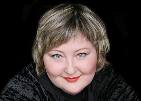 «Я бы хотела выглядеть по-другому»: актриса Юлия Сулес — о своих пышных формах и отказе от диет