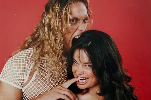 Две свадьбы в один день: Королева поделилась семейными фото в честь важного события