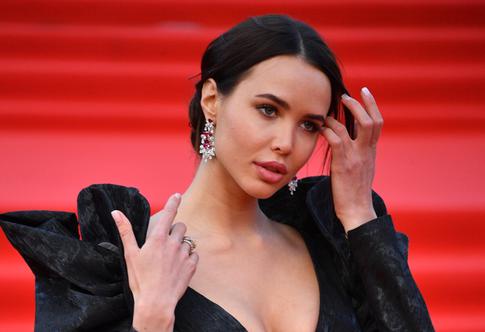 «Какие самодельные куклы?»: Решетова насмешила публику воспоминаниями о детстве