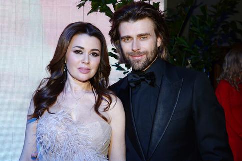 «Каждый день — памятная дата»: безутешный Петр Чернышев побывал на могиле Заворотнюк