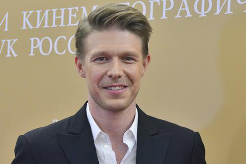 Никита Ефремов поделился роликом с виртуозным танцем единокровной сестры