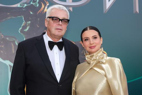 «Вся извозюкалась»: Александр Стриженов устроил для жены «полевую» фотосессию