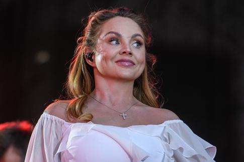 «Белый ангел»: МакSим в купальнике покорила соцсети