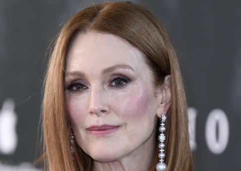 «Уникальная в своем роде»: Джулианна Мур сразила снимком с «голым» лицом