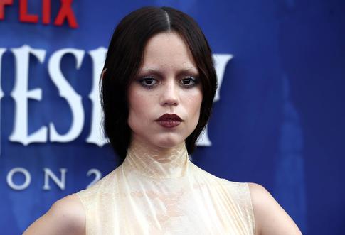 «Что с ней случилось?»: появление одетой в плащ Дженны Ортеги на пляже смутило публику