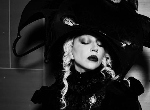 Снова ставшая блондинкой Леди Гага напугала фанатов зловеще-шутовским образом