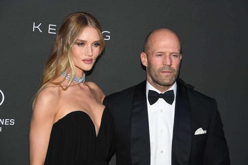 Красотка в бикини: возлюбленная Стейтема сразила фанатов кадрами с пляжа