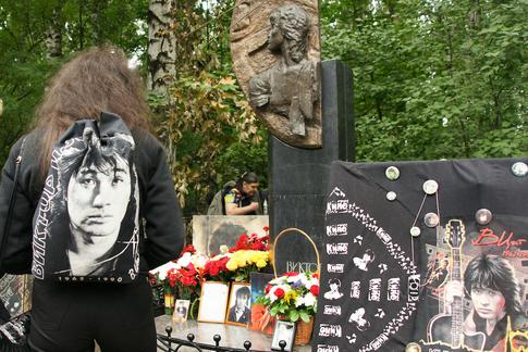 «Уберите!»: отец Виктора Цоя сделал замечание фанатам, пришедшим на могилу его сына