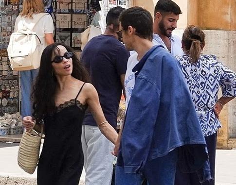 Гарри Стайлс и Зои Кравиц замечены в пикантной позе во время прогулки по Риму