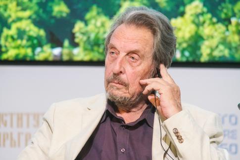 Отца Илона Маска обвиняют в надругательствах над родными детьми