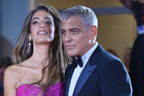 Жена снова затмила Джорджа Клуни своим эффектным нарядом
