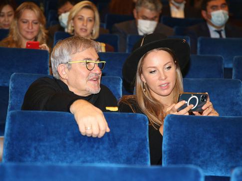 Кадры недели: дочь Заворотнюк пошла в школу, Дибров рассказал, как живет без Полины