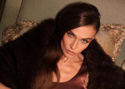 Алена Водонаева пошла выносить мусор при полном «параде»