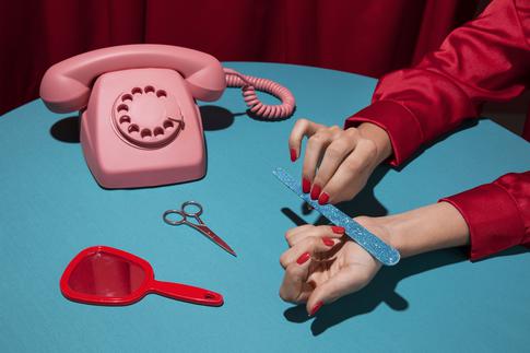 Ностальгия и стиль: топ−5 идей винтажного маникюра на осень