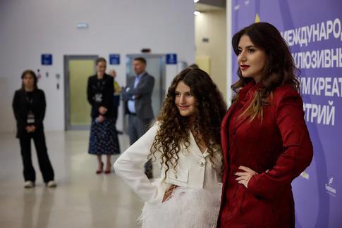 13-летняя дочь певицы Жасмин Маргарита Шор выступила на большой сцене