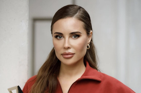 «Куколка»: Юлия Михалкова поразила Сеть своей фигурой в мини-бикини