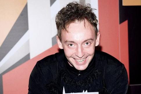 Выпавший из окна Илья Дель опубликовал первое фото из больницы