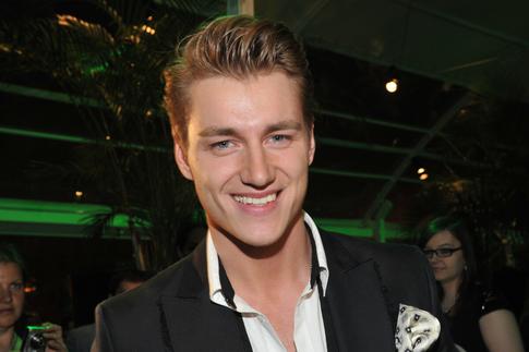 «А кто вам делает прическу?»: Алексей Воробьев умилил видео с падчерицей