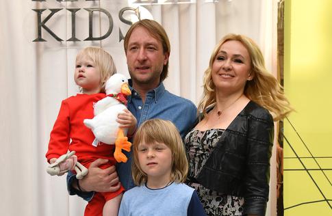 «Наш маленький директор»: младший сын Плющенко и Рудковской отметил первый юбилей