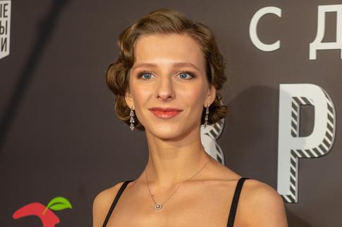 За руку с Авербухом: Арзамасова показала фото с глубоким декольте