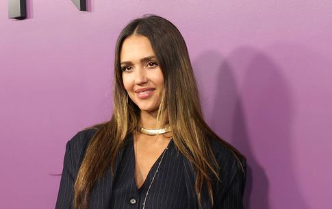 «Нашла себе ботаника»: в Сети обсудили новые фото Джессики Альбы с бойфрендом