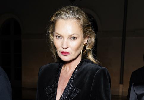 «Выглядит на 80»: «монашеский» образ Кейт Мосс разочаровал соцсети