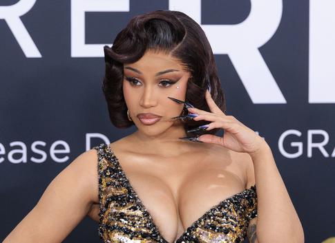 Карди Би запустила ручкой в журналиста на фоне суда по делу о нападении