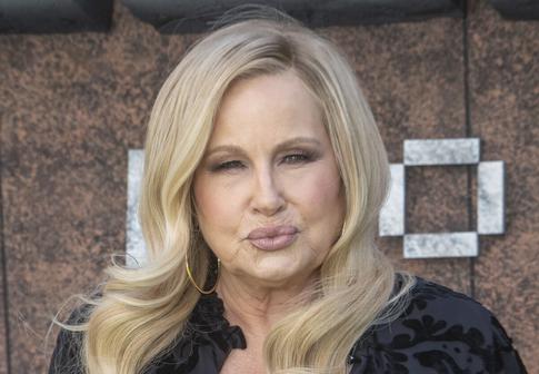 «5 лет объявляет номинантов»: речь Дженнифер Кулидж на «Эмми» возмутила соцсети