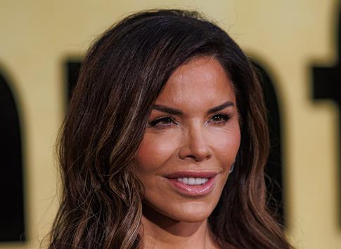 «Сочится силиконом»: Лорен Санчес в прозрачном наряде возмутила соцсети