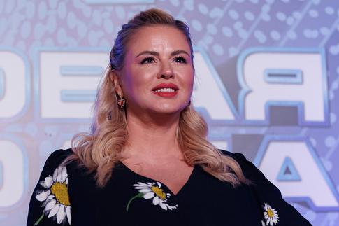 «Грешу я с наслаждением»: Семенович отказалась от правильного питания ради пирожного