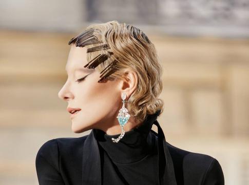 «Элегантность в крови»: Рената Литвинова сразила фанатов экстравагантным выходом